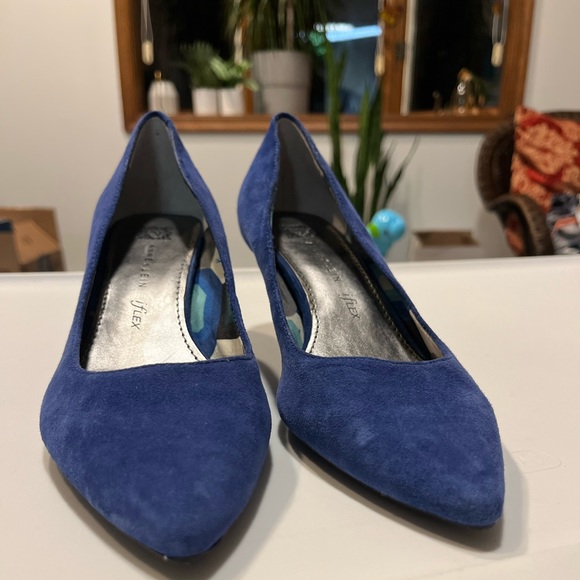 Blue Suede Anne Klein Heels - Picture 5 of 8